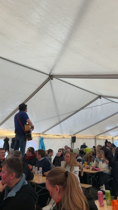 Kjetil Linnes underholder i teltet